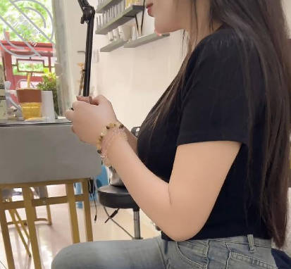 美容店里强上翘臀老板娘