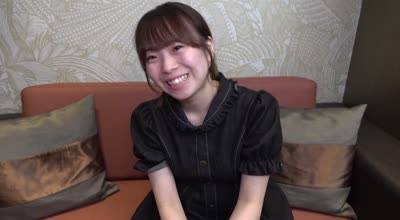 FC2PPV-4545074残留稚气巨乳可爱女