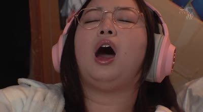 OFES-004 こども部屋から一歩も出ない陰キャヒキニート0点の姉は、長年の引きこもり生活で超爆乳＆超デカ尻！まだ見ぬ本物おち○ぽとの対戦に向けて鍛錬オナニー。お姉ちゃんがセックス相手としては120点のドスケベボディにレベルアップしていた件。 藤沢麗央