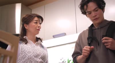 ROE-336 最愛の母と飲み交わした一夜。酒と潮吹きに溺れて大人になった僕。 岡江凛