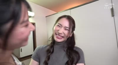 AUKG-620 誰か来たらどうするの…？狭いトイレで濃厚密着レズ愛撫